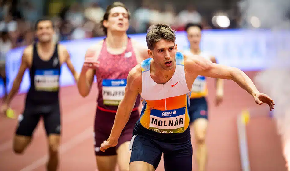 Attila Molnár finišuoja 400 m rungtyje Czech Indoor Gala Ostravoje